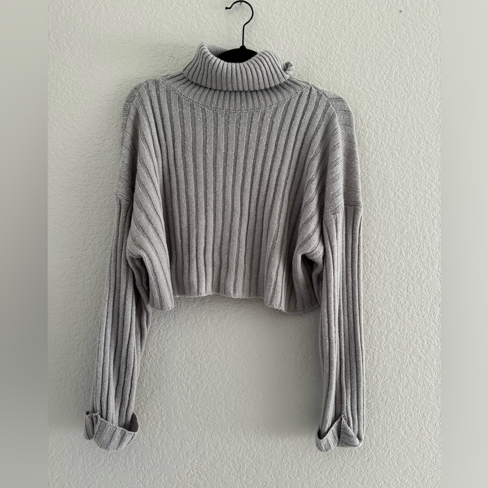Forever 21 cropped turtleneck long sleeve‎ taupe beige so L cuffed sleeves